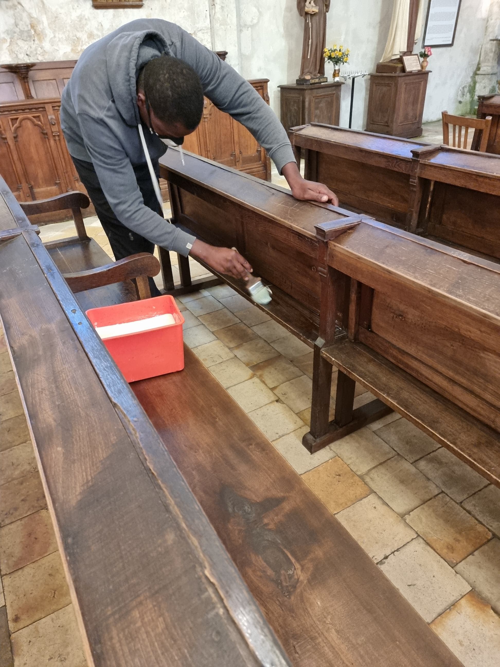 Application du traitement au pinceau sur les bancs d'eglise