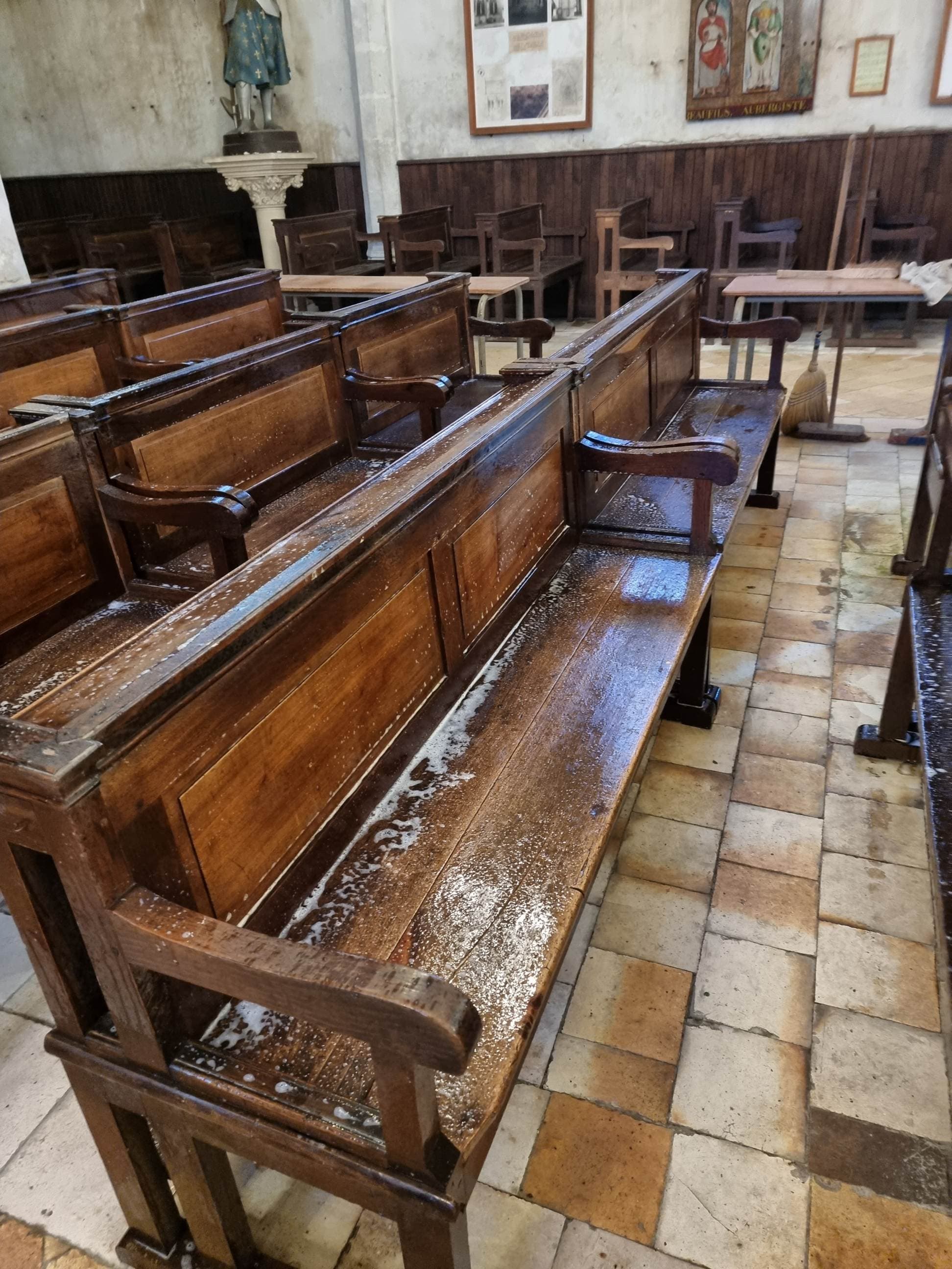 Bancs d'eglise en cours de traitement contre les vrillettes