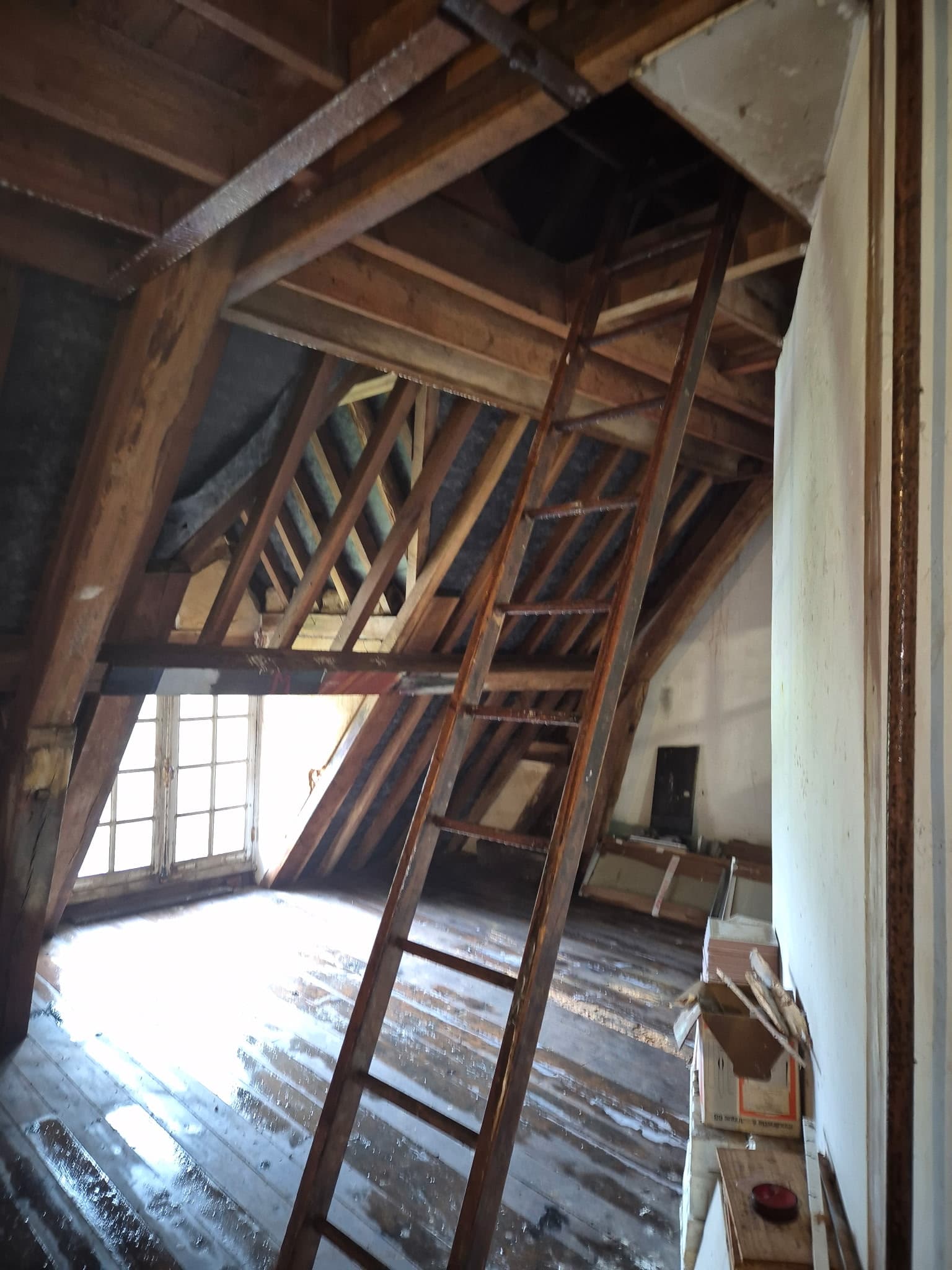 Vue d'ensemble du grenier avec echelle d'acces - charpente traditionnelle du Mans