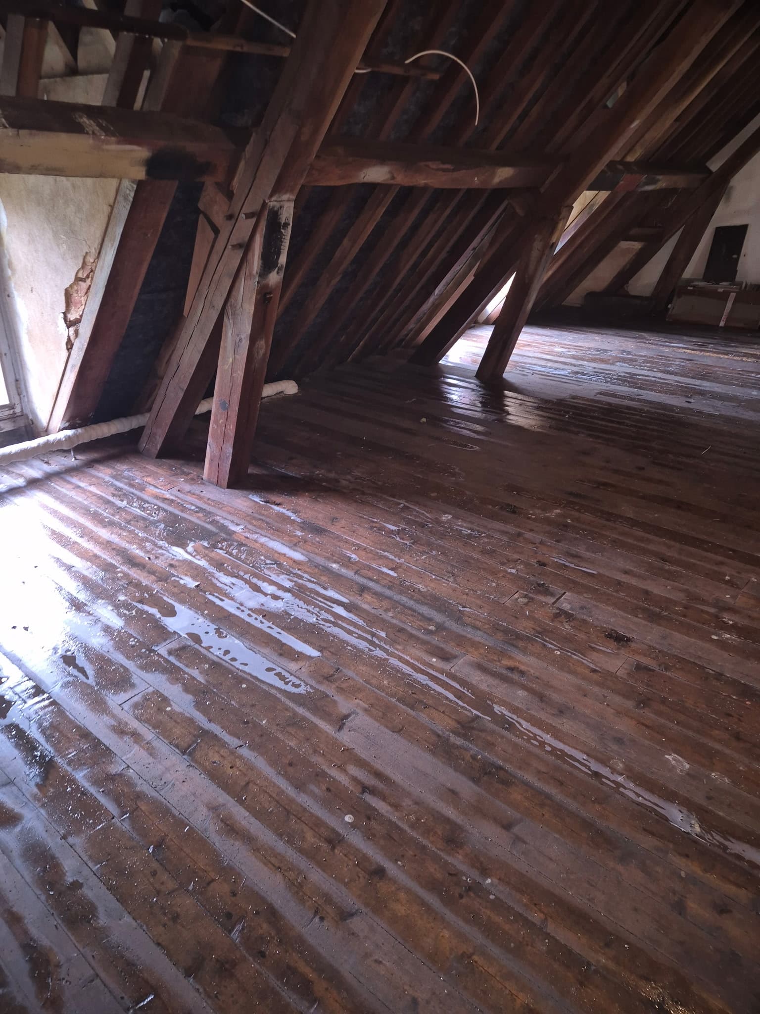 Plancher et poutres traites par pulverisation - protection visible sur le bois